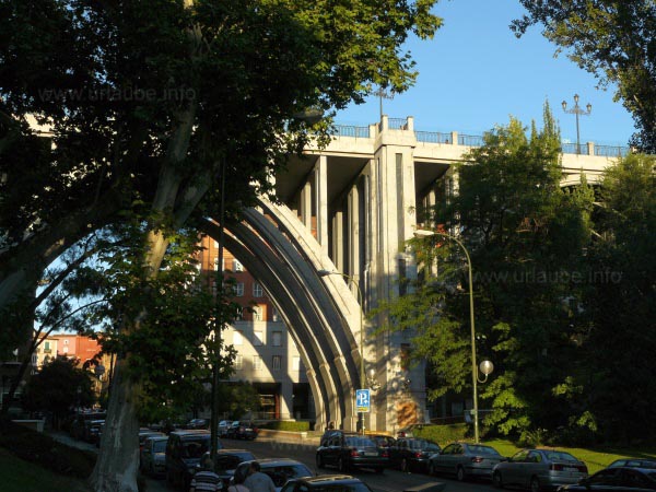 The Viaducto, view from the Calle de Segovia