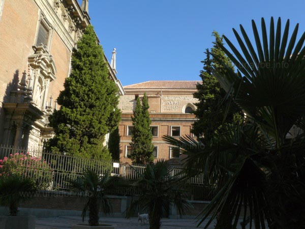 The slightly hidden entrance of the Iglesia San Andr&eacute;s