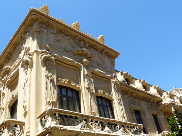 Contrasts to ceremonial buildings