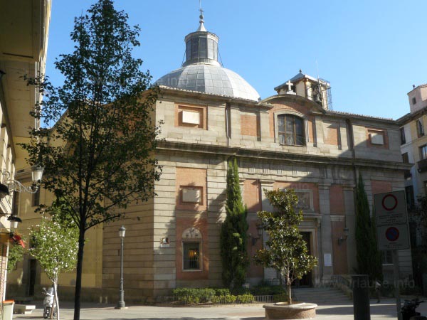 Appears quite quadratically from outside: The church Santiago