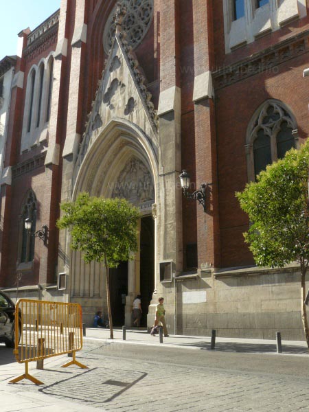 The entrance of the church Santa Cruz