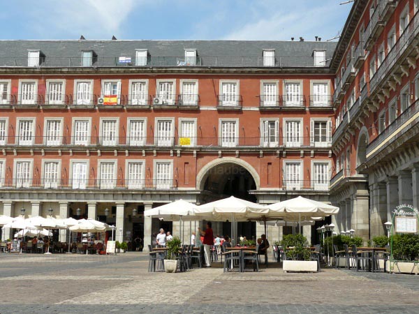 Present everywhere on the plaza: the bars and caf&eacute;s