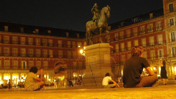 Relaxing in the evening in the Plaza