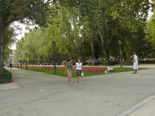 One of the entrance promenades in the Retiro. At the left side of the background there is a part of the Puerta de Alcal&aacute; visible