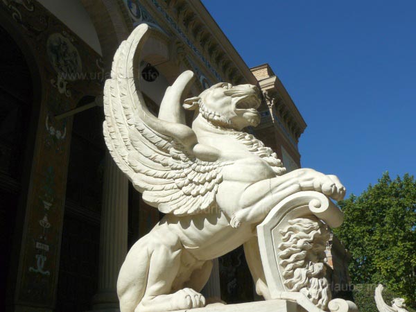 An angelic lion at the stairs of the Palacio de Vel&aacute;zquez