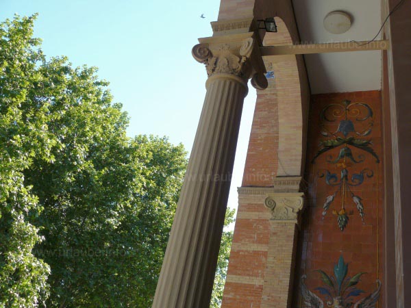 Good-looking arrangement of the archs and the buildings of the Palacio