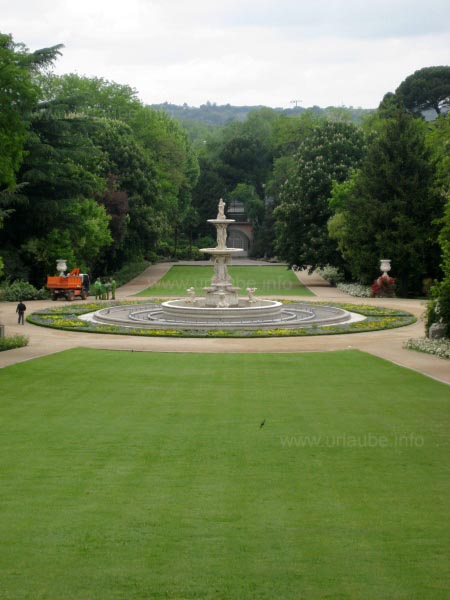 View from the plaza underneath the Palace in direction to the entrance of the Campo del Moro