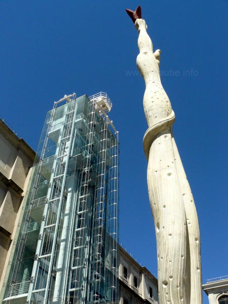 Unmistakably: the glass lift of the Museo Nacional Centro de Arte Reina Sof&iacute;a