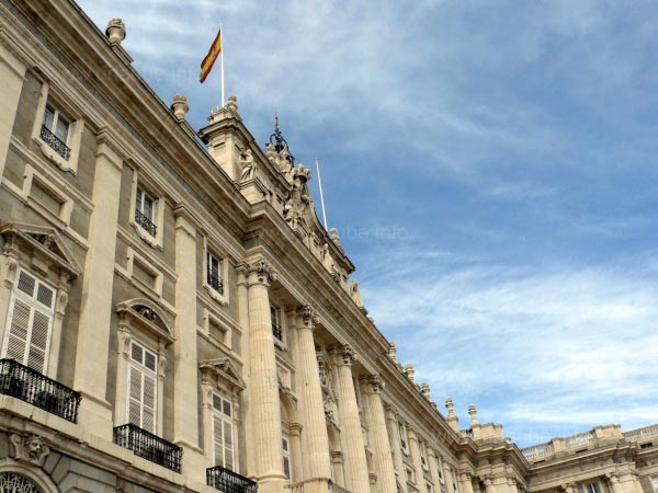Columns, high windows, symmetrical arrangements: a typical Italian building style