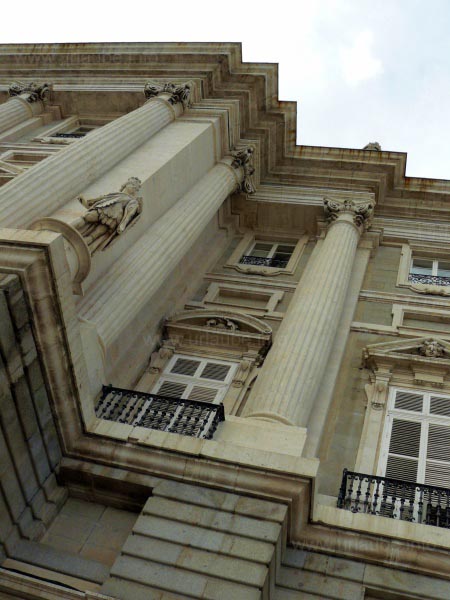 Columns, high windows, symmetrical arrangements: a typical Italian building style