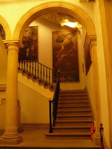 Stylish arrangement of the entrance hall and the staircase