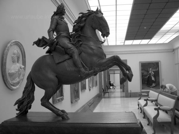 Beside the paintings, there are also a lot of sculptures exhibited