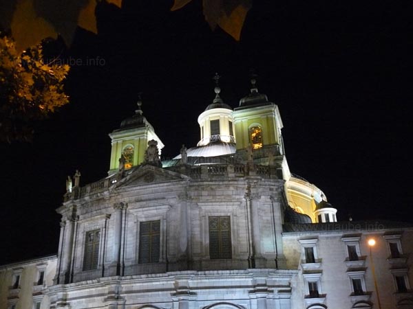 The towers of the Bas&iacute;lica at night