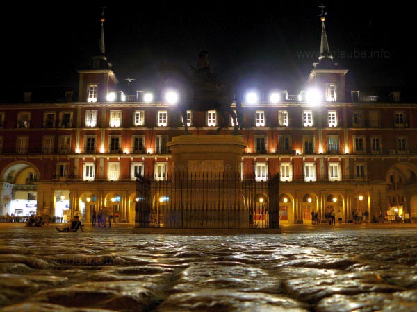 The Plaza Mayor in the late evening: many already pushed along