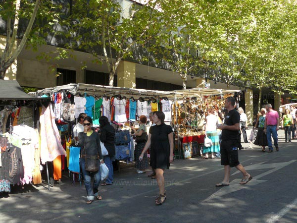 Motley: the famous flee market El Rastro