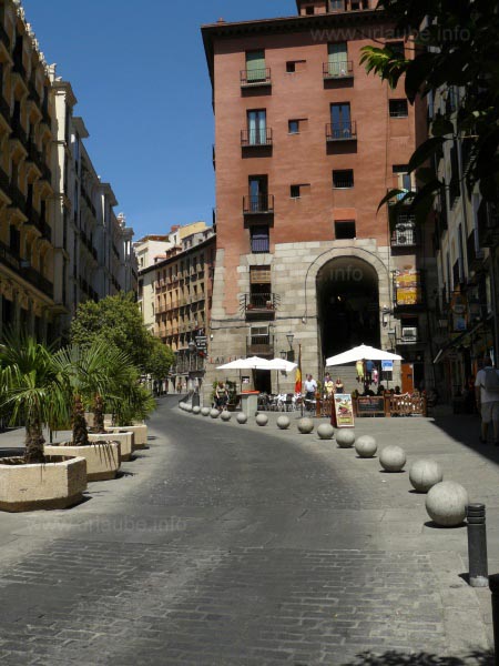 The access of the Arco de Cuchilleros from the front
