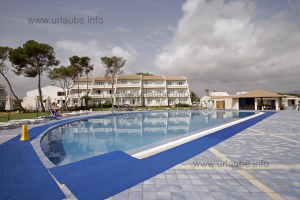 'Nice pool in front og the suites