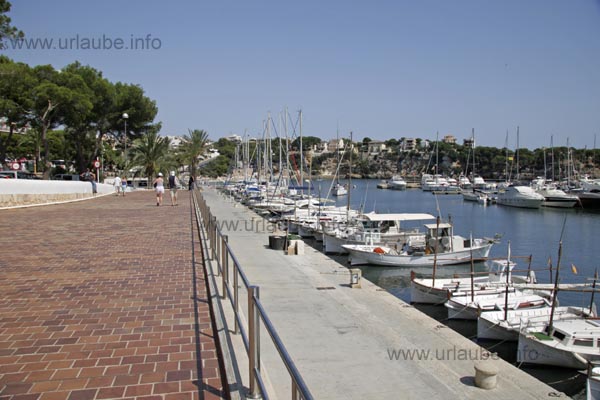 Beautifully arranged harbour esplanade in Porto Cristo