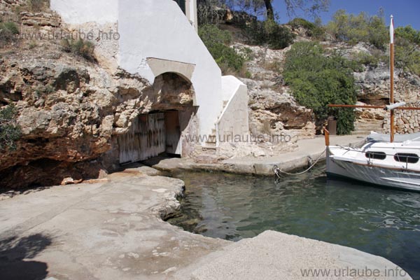 On the narrow way alongside the bay one repeatedely passes the traditional boat garages