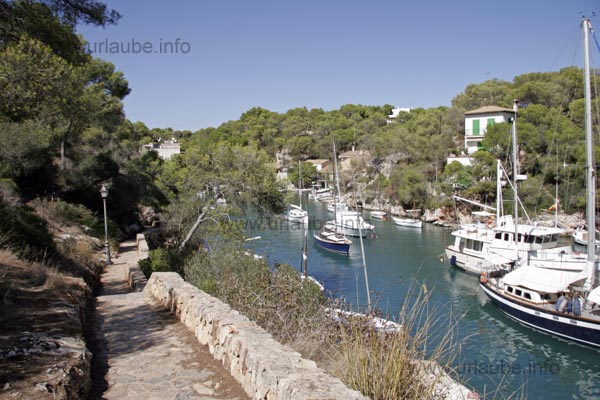 Right alongside the bay, a narrow path leads to the other side of the bay