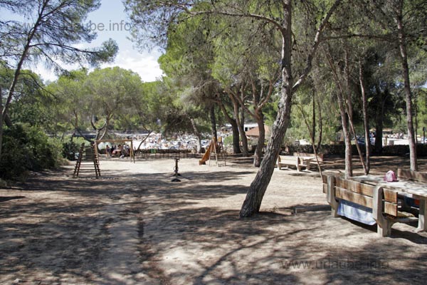 Shady place for a break in Cala Mondrago with many seats and a playground