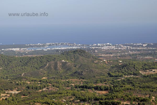 Wide view to the east coast from the hills by Felanitx: Here, to Porto Colom