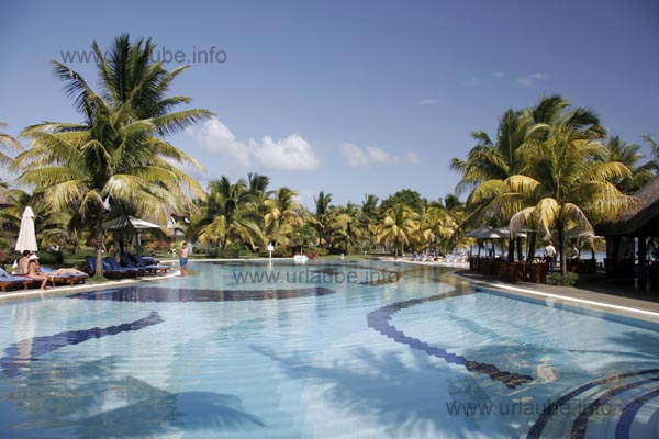 The pool, at the right of it, the restaurant Oasis