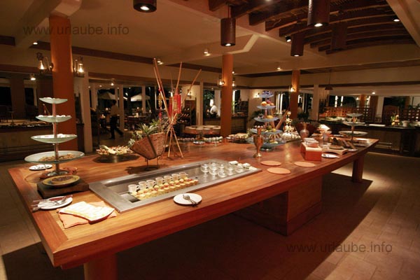 What a nicely and lovingly arranged buffet! In the picture, a giant dessert board