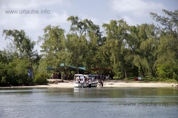 In this lonely bay we had our barbecue lunch under some tent roofs with life music.