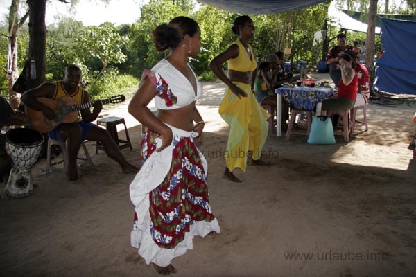 A Gitarrist, a drummer and two Sega-dancers provided the entertainment during the lunch.