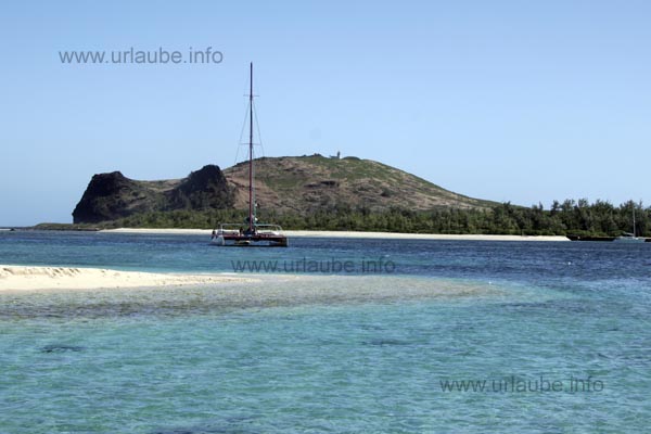 View to the Ile Plate from the Ilot Gabriel; in the foreground, there is another catamaran