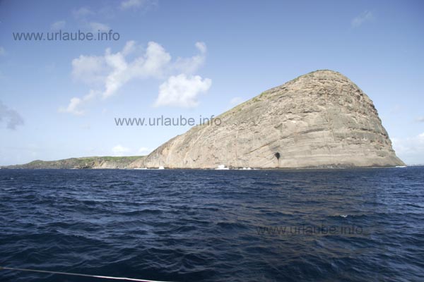 The semi-circumnavigation of the island Coin de Mire offers some excellent views to the rock island.