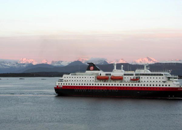 Molde - The Romsdalsalps in the afterglow