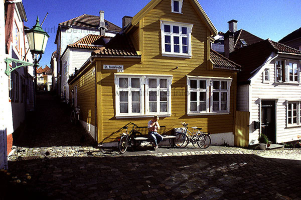 On the peninsula of Nordnes, between Vagen and the Puddefjord, one of the few conserved districts of Bergen is locted. Here was the home of the common citizens, sailors and craftsmen.