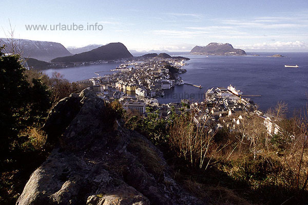 In Alesund, the view from the local mountain heighted 189 m Aksla turns to western direction. In the centre of the right half of the picture, there is the MS Narvik at the Hurtigruten dock.