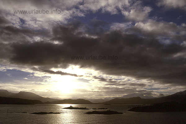 Coastal landscape between Mal&ouml;y and Alesund