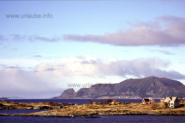 'Offside the waterway and as the most western point of the archipielago Her&ouml;y, there is the bird island Runde. Winding bridges connect the island world.