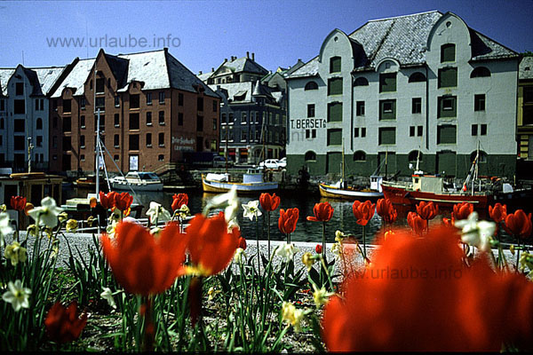 The harbour with its old warehouses and the Hurtigruten dock are located in the centre of the city