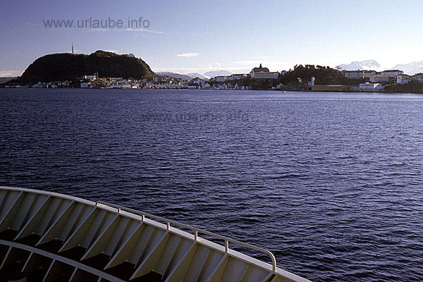 Entry into the harbour of Alesund. At the left, the local mountain Aksla. At the background, the mountains of the Sunm&ouml;r Alps