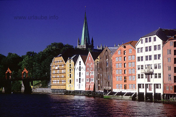 The picturesque warehouses at the Nidelv. Today, flats, offices, ateliers and bars hide behind the cladding.