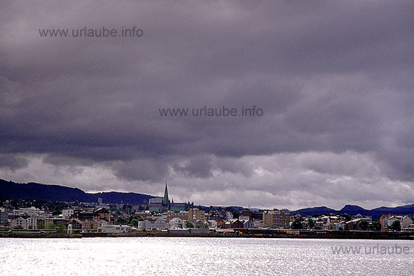 Punctually as usual at 12 o' clock, the Hurtigrute to northern direction leaves the harbour of Trondheim.