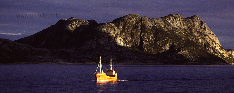 Fishing boats, ferries and cargo ships of all sizes, the daily encouters during the trip with the Hurtigruten