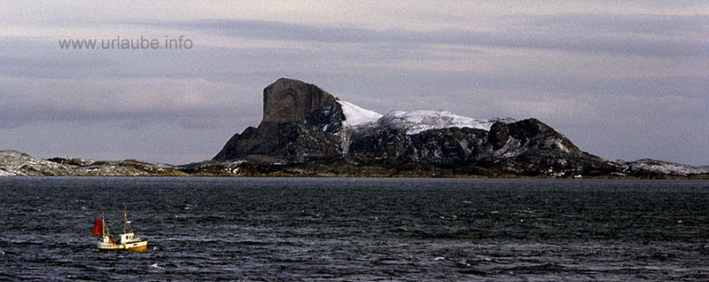 The mountain R&ouml;d&ouml;yl&ouml;va heighted 444 m. No matter if lying lion or misterious sphinx, it is an emblem of northern Norway.