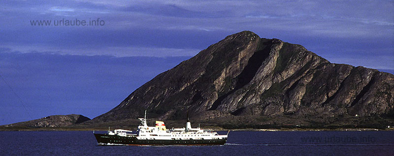 Begegnung mit der s&uuml;dgehenden Hurtigrute MS Kong Olav