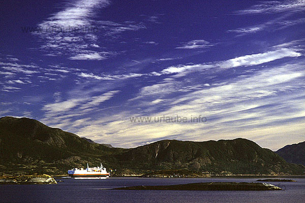 While the MS Vesteralen slowly restarts in front of the island Mel&ouml;ya ....