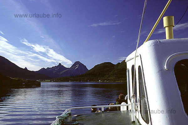 ..... the excurson steamboat starts its way to the Holands fjord and to the Svartisen glacier.