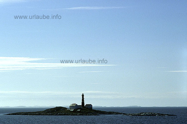 By passing the beacon of Landegode, the crossing of the open sea stretch begins between the mainland and the Lofoten.
