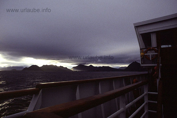 For a short time, the cloud cover opens and puts the landscape of the Lofoten in a terrific light.