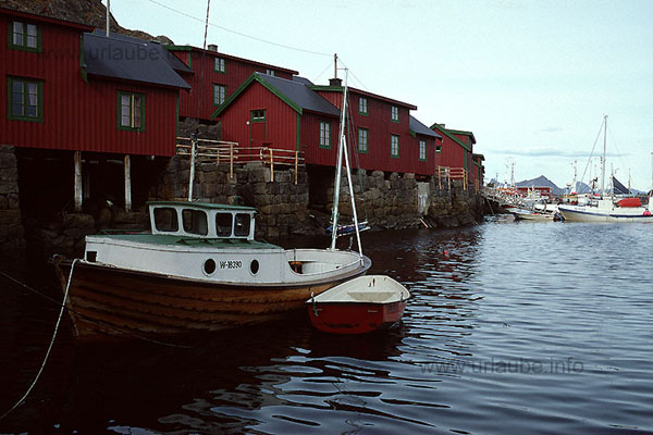 At only a few minutes walk from the landing stage, the Rorbuer at the port of Stamsund
