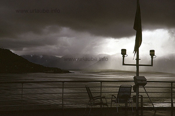 While the Hurtigrute arrives in the Troms&ouml;sund, there is spirit of doom at the aftermost.